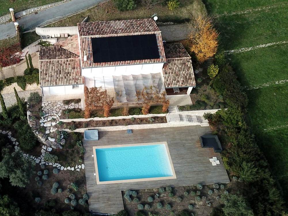 Villa avec piscine et panneaux solaires, vue drone
