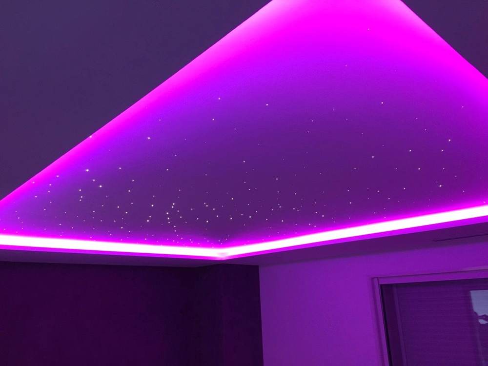 Plafond étoilé à fibre optique et corniche RGB sur dalle tactile DMX