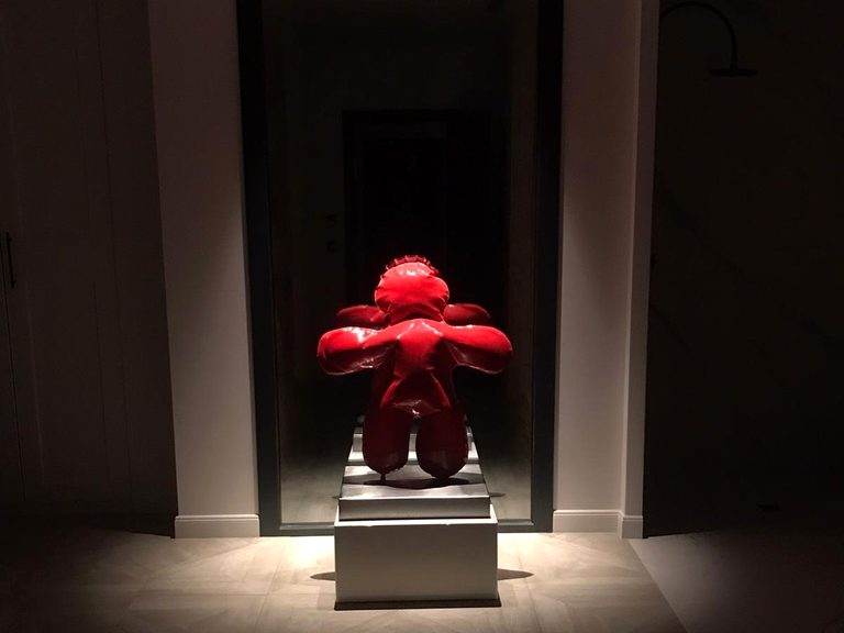 Éclairage d’accent sur une sculpture, villa privée – spot orientable et gradation