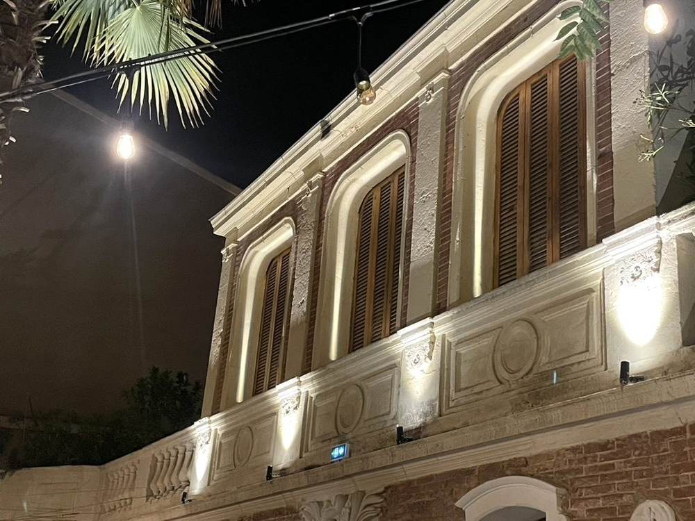 Éclairage architectural d’une façade et de son balcon – projecteurs LED rasants