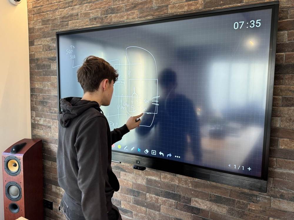Présentation d’un schéma sur l’écran interactif des bureaux de Cagnes-sur-Mer