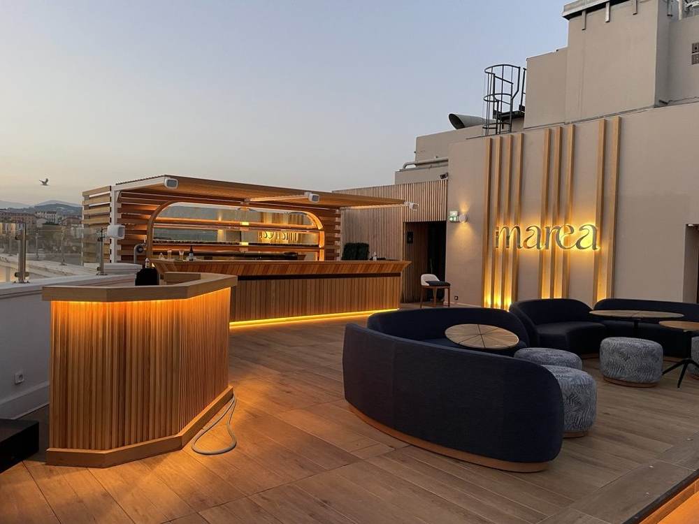 Rooftop d’hôtel à Cannes : éclairage d’ambiance et sonorisation